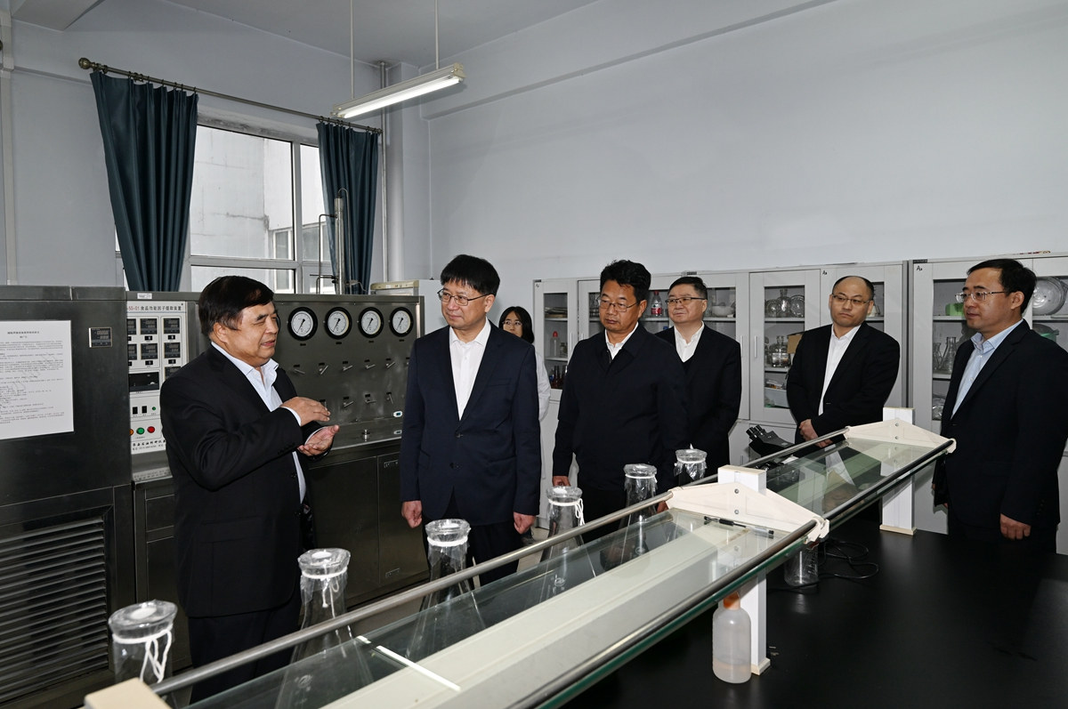 Beihua University laboratory teaching facilities during a university exchange visit